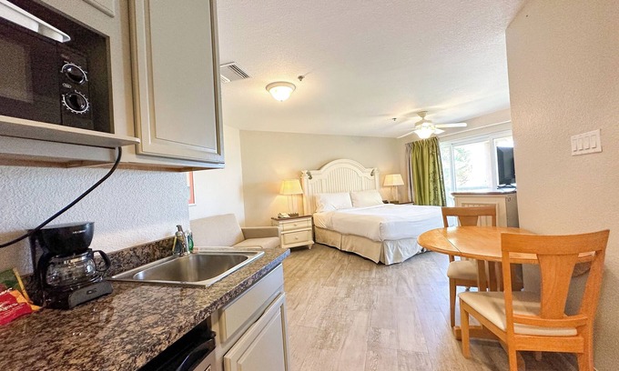 Crystal Harbour Complejo | Caribbean Gem! 2 Modern Room w 1 Queen Bed, Outdoor Pool, Beachfront Property