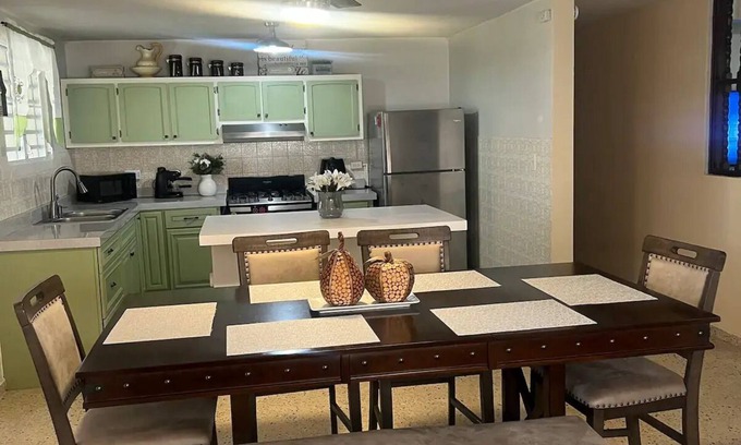 Camaceyes Casa | CariBnB, 7 minutes from Airport & 11 to Beaches