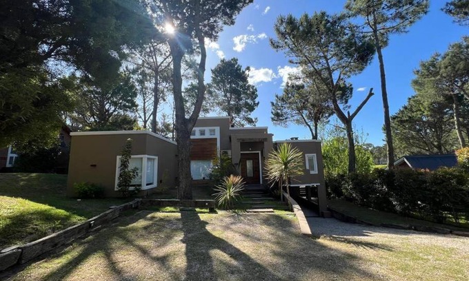 Cariló Casa | Carilo para 10, frente al golf con Pileta Climatizada!