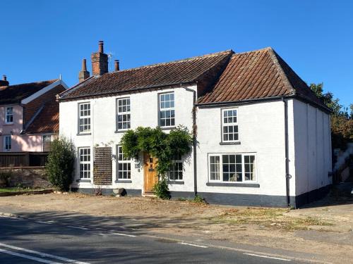 Little Glemham Casa | Carlton Cottage Country Retreat - Perfect for Ipswich - Aldeburgh - Southwold - Thorpeness - Sizewell B - Sizewell C - Sleeps 13