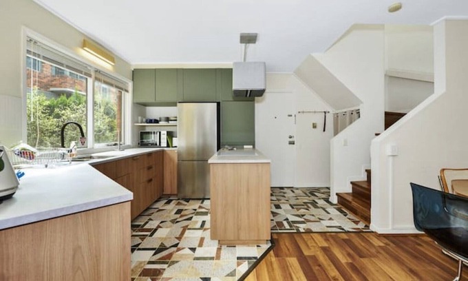 Carlton Casa | Carlton Dream: Leafy 2-bed bathroom Lygon St terraced house