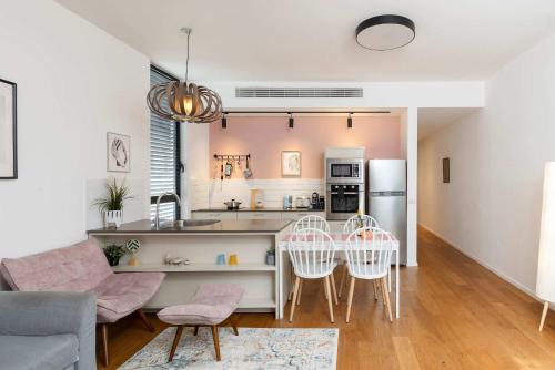 Tel Aviv City Center Apartamento | Carmel Market Deluxe - Heart of Nahalat Binyamin, 5m to Beach, Sea View Balcony