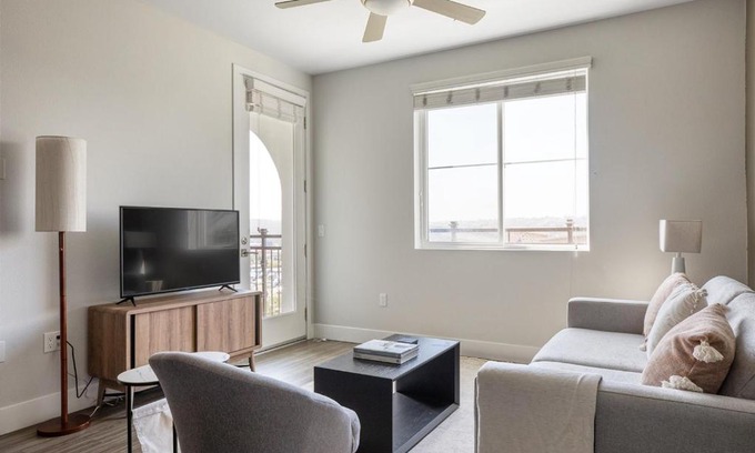 Carmel Valley Apartamento | Carmel Valley 2br w gym bbq wd nr dining SAN-28