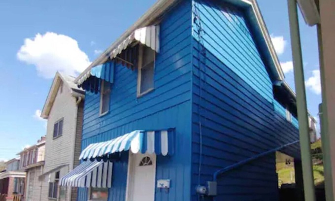 Carnegie Casa | Carnegie home- close to shops and highway