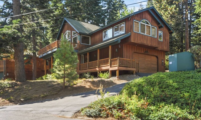 Carnelian Bay Casa | Dog-Friendly Cabin w Hot Tub, Sleeps 9, Lake & Ski