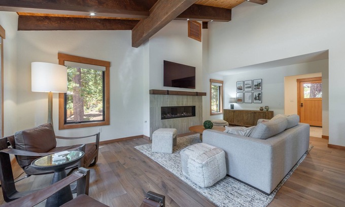 Cedar Flat Cabina | Carnelian Crest, modern 3BR cabin with hot tub - perfect Couples Retreat!