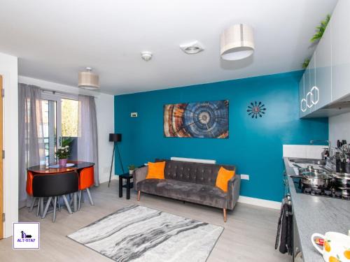 Wakefield Apartamento | Carnforth by Alt-Stay - Wakefield 2 Bed Ensuite Townhouse Contractor and Corporate Accommodation with Private Balcony, Parking, Smart TV, Kitchen and Fast Wi Fi - Long Stay Ready with Weekly and Monthly Rates