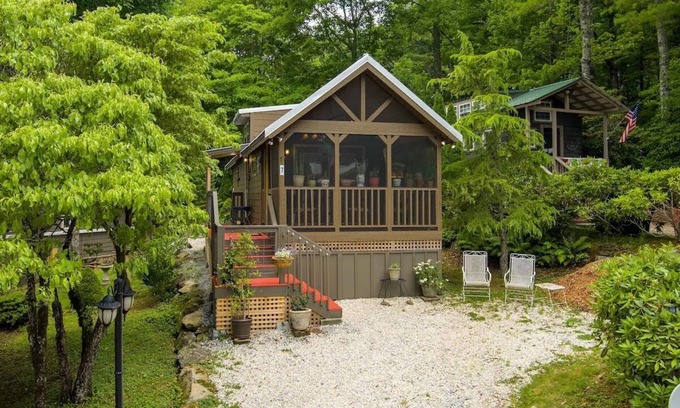Highlands Casa | Carolina Cozy — Easy walk to Main Street Highlands!