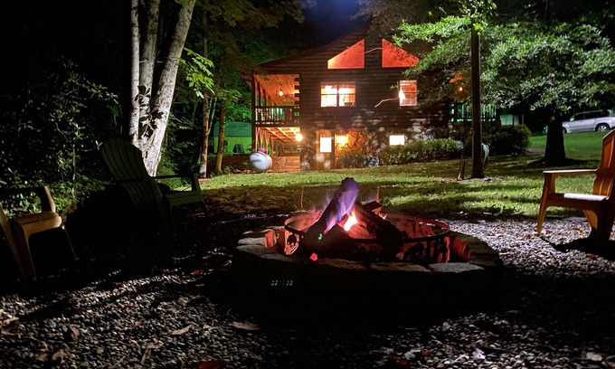 Waynesville Cabina | Carolina CREEKSIDE Cabin - Fire Pit & HOT TUB on the Creek - Easy Access