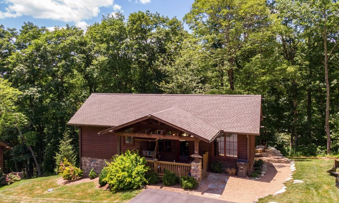 Blowing Rock Cabina | Carolina Wren Cottage NEW cabin near Blowing Rock with 2 suites and hot tub!
