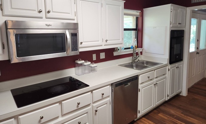 Cedar Hill Casa | Carousel Cottage - Quiet, Cozy, 15 minutes from Downtown Dallas!