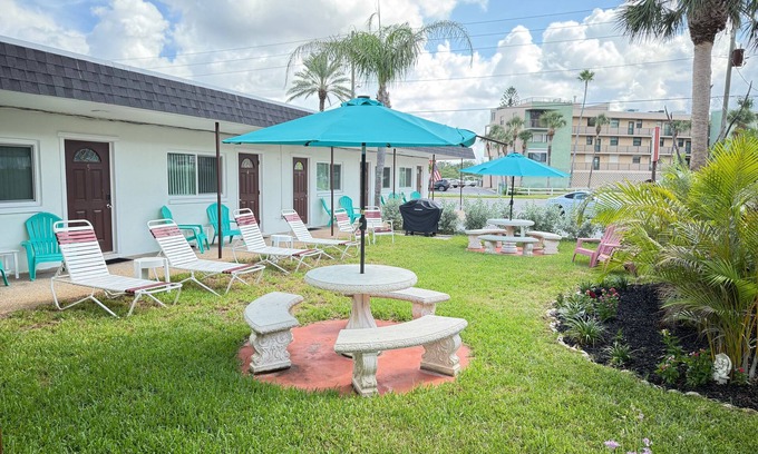 Sunset Reef Apartamento | 🌴Carousel Suite #5 – Your Beachy Studio 🏖️ Steps to the Beach!