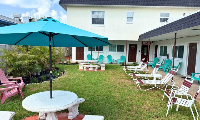 Sunset Reef Hotel | 🍹Carousel Suites #4 – Your Beachside Escape in Redington Shores! 🏖️