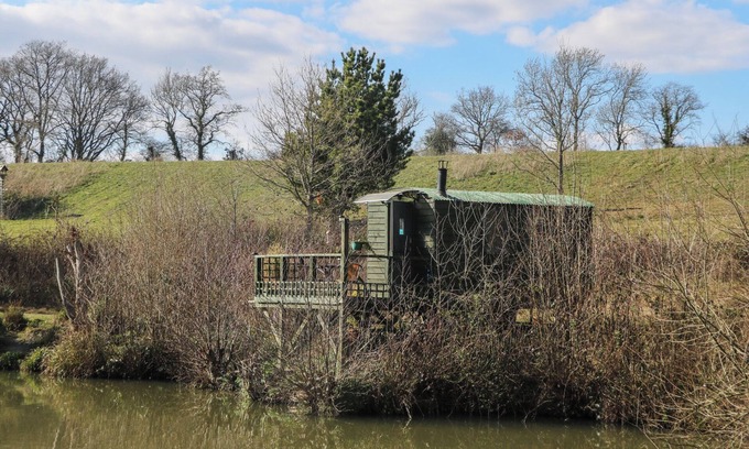 Hadlow Down Cabaña | CARP HUT, pet friendly, character holiday cottage in Crowborough