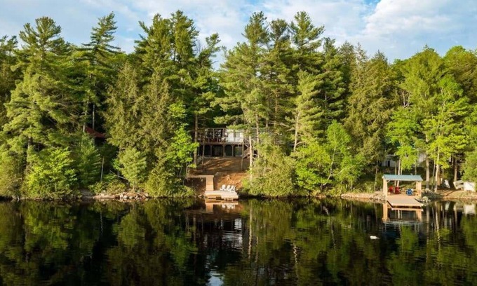 Muskoka Lakes Casa | Orientación SW ¡Nueva construcción en la cabaña de Bass Lake con todas las campanas y silbatos!