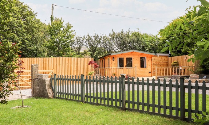 Redruth Cabina | CARPENTER'S CABIN, with a garden in Redruth