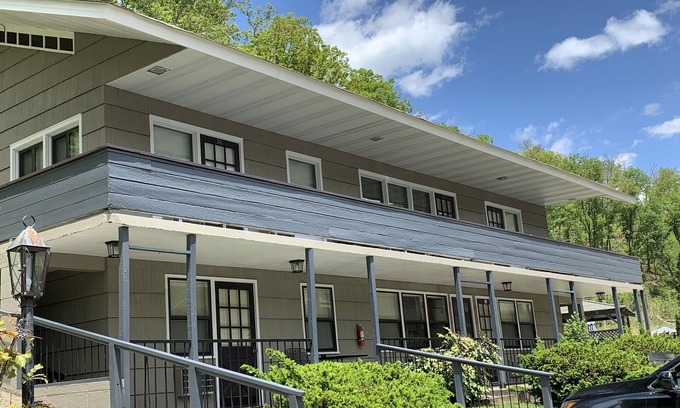 Gatlinburg Apartamento | Carr's Northside - Family Suite 3 Bedrooms