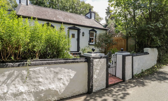 Pen-y-sarn Cabaña | CARREG WINLLAN, with a garden in Amlwch