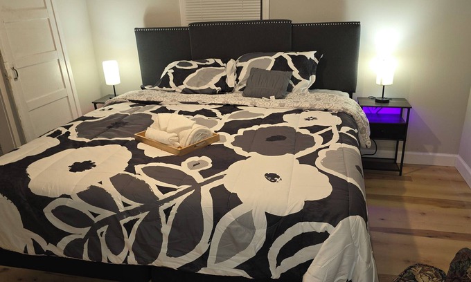 Fayette Condominio | Carriage House by CMU - Lower Condo - Kitchen, King Bed, 70" TV Fast WiFi & AC