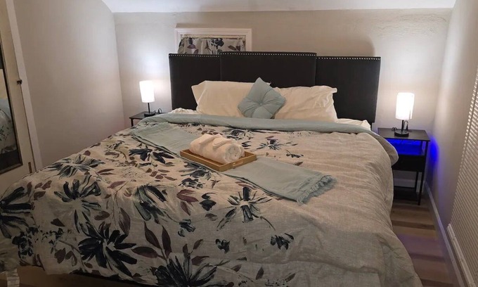 Fayette Condominio | Carriage House by CMU - Upper Condo - Kitchen, King Bed, 65" TV Fast WiFi & AC