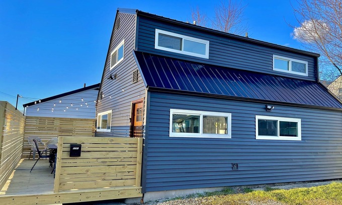 Lima Chalet De Esquí | Carriage house! Close to hospital, firepit, outdoor dining