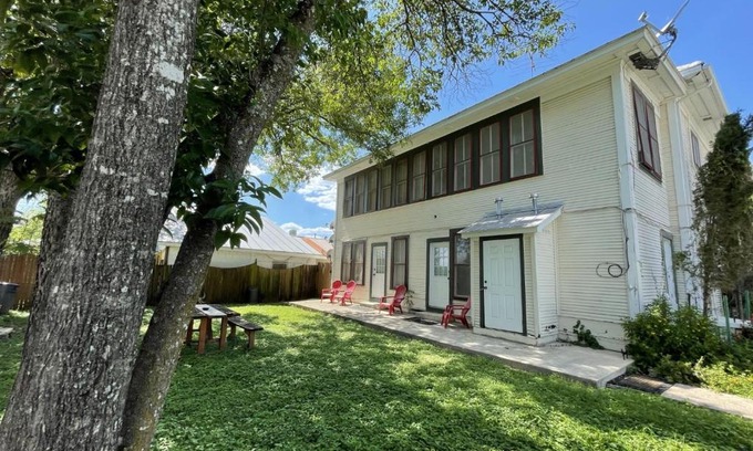 Lakehills Casa | Carriage House - Medina Suite 1