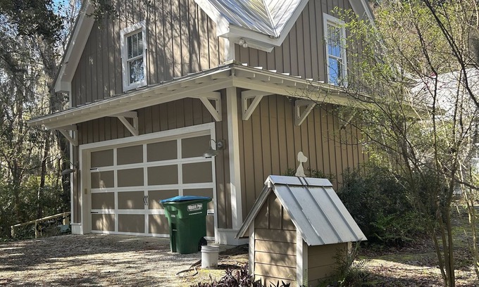 Olde Town Cabaña | Carriage house on the Bluff