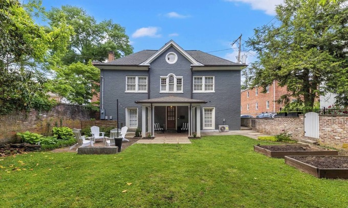 Frankfort Casa | Carriage on Petticoat