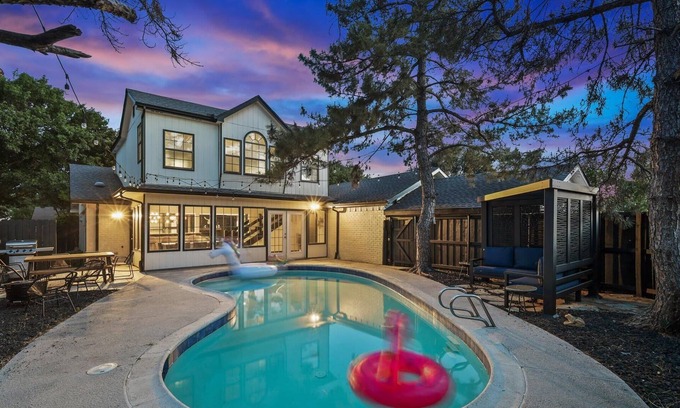 North Central Carrollton Casa | Carrollton Beautiful House with Pool