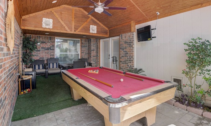 North Central Carrollton Casa | Carrollton Retreat! 4BD / POOL TABLE *