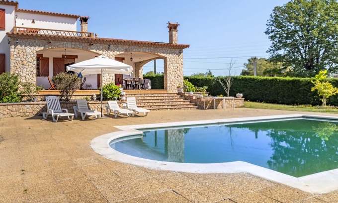 Can Carbonell Casa | Casa Carbonell – Casa bonita con piscina y jardín