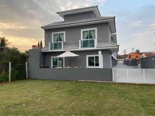 Itaipuacu Apartamento | Casa 2 suites, ampla área externa, 300m praia