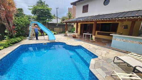 Jardim Virginia Casa | Casa 4 suites A/C Piscina, churrasqueira, Praia da enseada