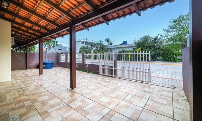 Zimbros Casa | Casa a 2 quadras da Praia de Zimbros RW2724