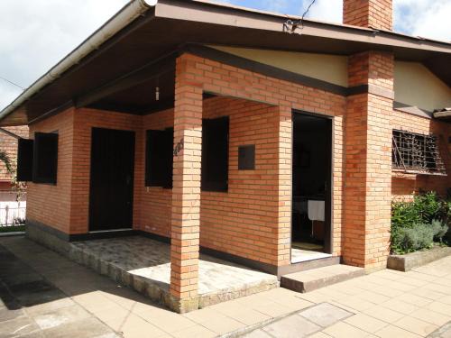 Cambara do Sul Casa | Casa a 300m da Praça, Completa, Wi-Fi, 130m quadrados, 4 Camas de Casal, 4 Quartos, Até 11 Pessoas, Quintal com Vasta Área Verde, Varanda nos Fundos, Garagem Coberta 1 Carro, Estacionamento Interno 2 Carros, Churrasqueira, Fogão a Lenha