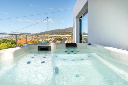Arco da Calheta Casa | Casa Alan by Rent2u, Lda