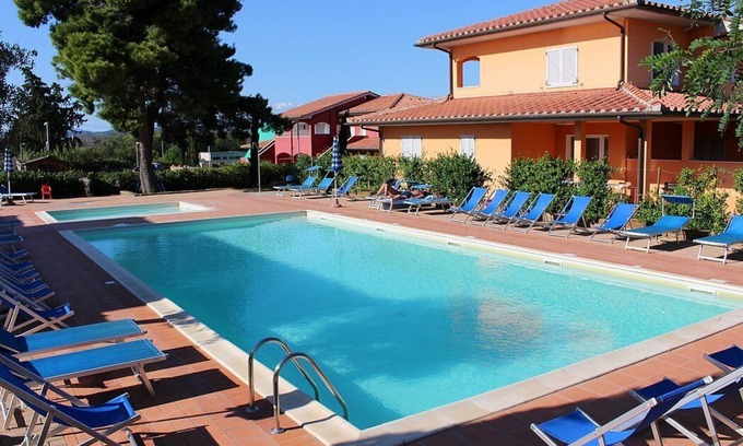 Puntone Casa | Casa Aliade F: Un acogedor apartamento que forma parte de una villa rodeada de zonas verdes.