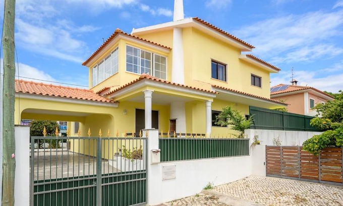 Charneca de Caparica e Sobreda Casa | CASA AMARELA
