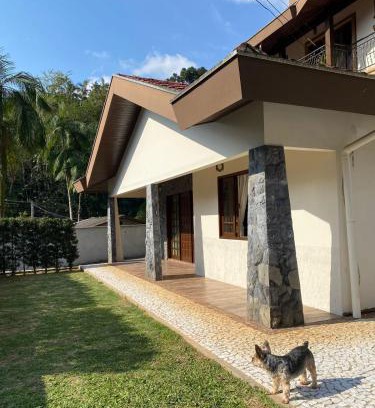 Primeiro de Maio Casa | Casa ampla com área externa e estacionamento