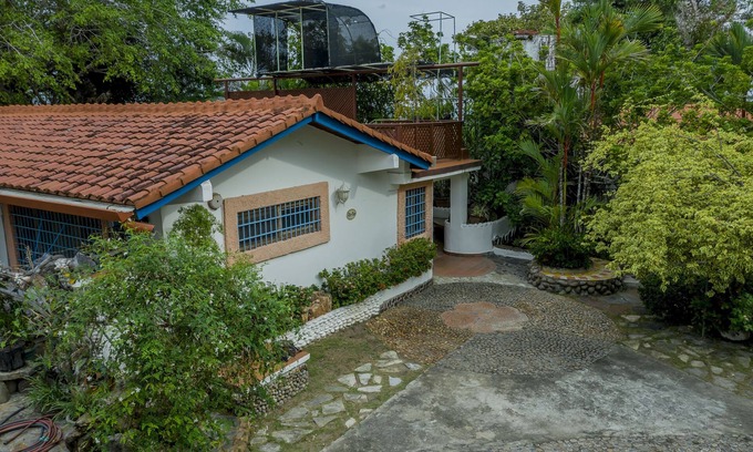 El Palmar Casa | casa amplia con acceso directo a playa semi privada con arboles y vegetación.