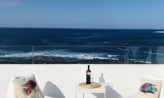 La Santa Apartamento | CASA ANCLADA-PLOMO Frente al mar-solarium-barbacoa