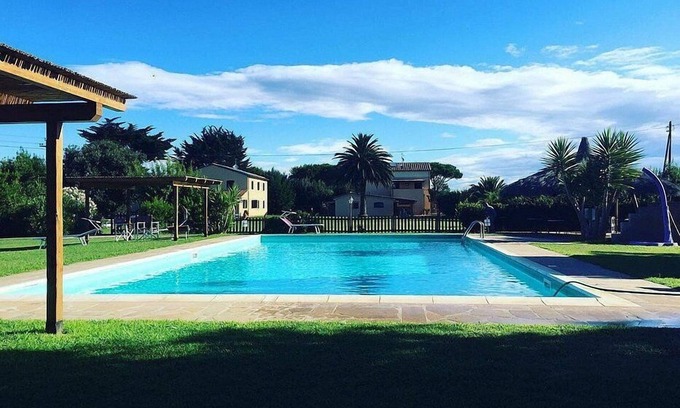 Marina di Castagneto Carducci Casa | Casa Aneto A: Un acogedor apartamento rodeado de vegetación.