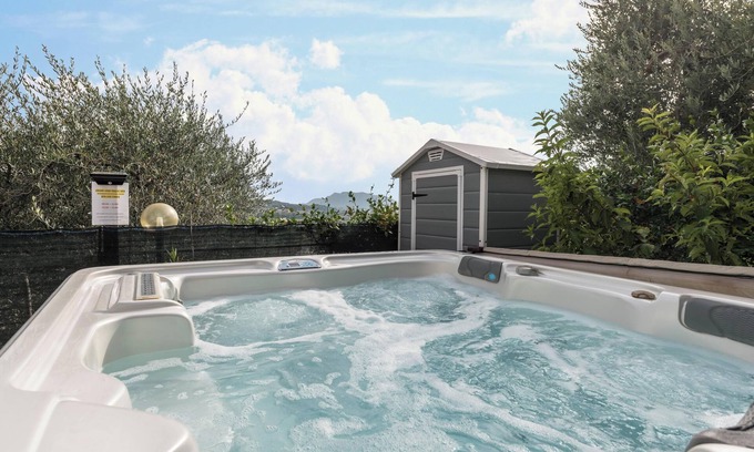 Caprino Veronese Casa | Casa Anna con vistas a la montaña, terraza, bañera de hidromasaje y Wi-Fi