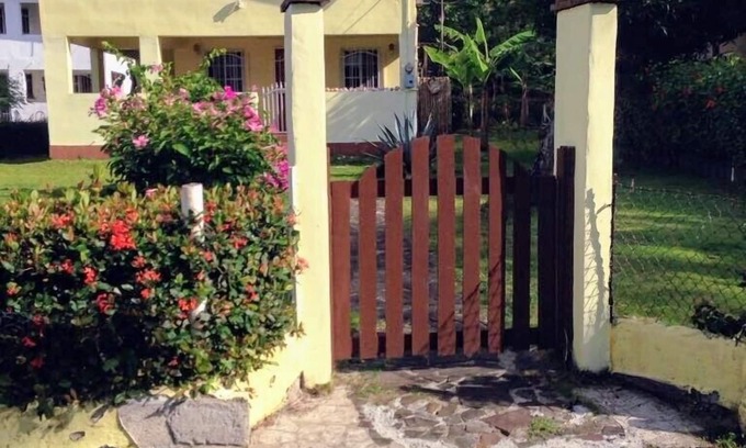 Colon Casa | Casa Anzuelo es una casa frente al mar que se trata del agua y la naturaleza.