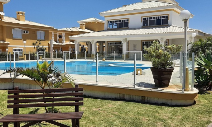 Laguna Casa | Casa Aprazível em Condomínio Fechado Próxima da Praia