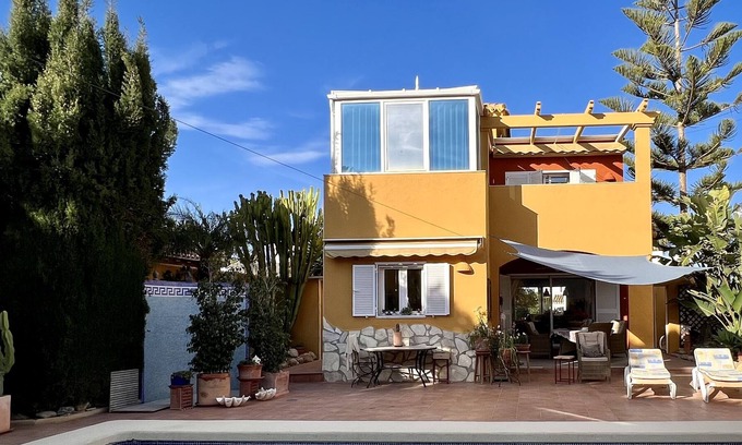 La Parata Chalet De Esquí | Casa Apsara- Precioso chalet con piscina privada cerca de la playa