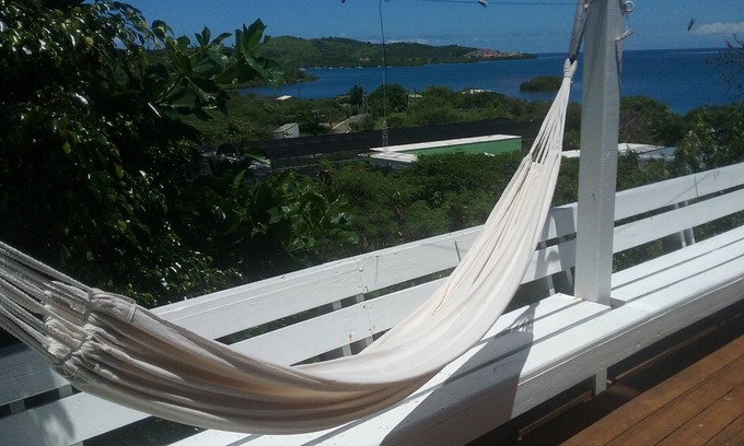 Culebra Pueblo Casa | Casa Azul ~ Hermosas vistas de la bahía para ver salir y ponerse el sol. WiFi y equipo de playa
