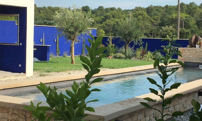 Mondragon Villa | casa Azul en Provenza villa + piscina en medio del campo provenzal