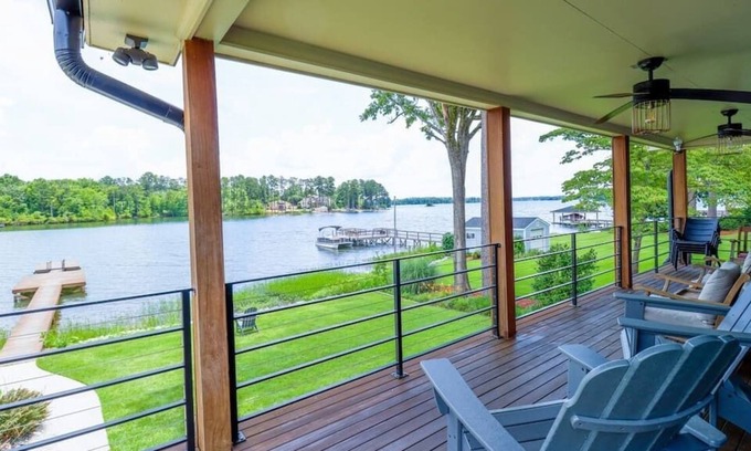 Chapin Casa | Casa Azul - Lake Murray - Close in - Spa like baths - New Dock