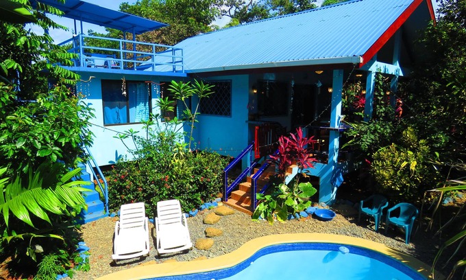 Pavones Casa | CASA AZUL Y PISCINA - Oasis tropical exuberante - WiFi / AC / Bicicletas / Tablas - Ubicación perfecta